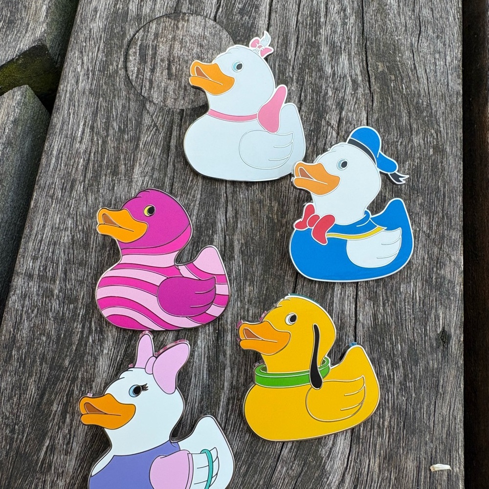 Ducks of Disney collectibles Pins Set
